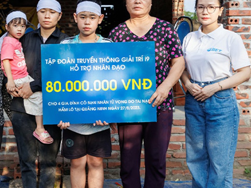 Người đang quản lý tiền với heo đất