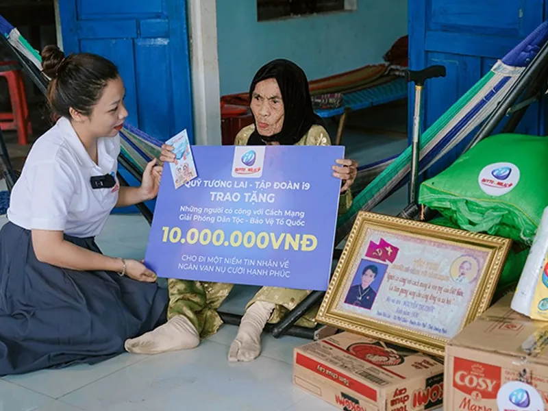 Biểu tượng bàn tay giữ tiền và lá chắn bảo vệ