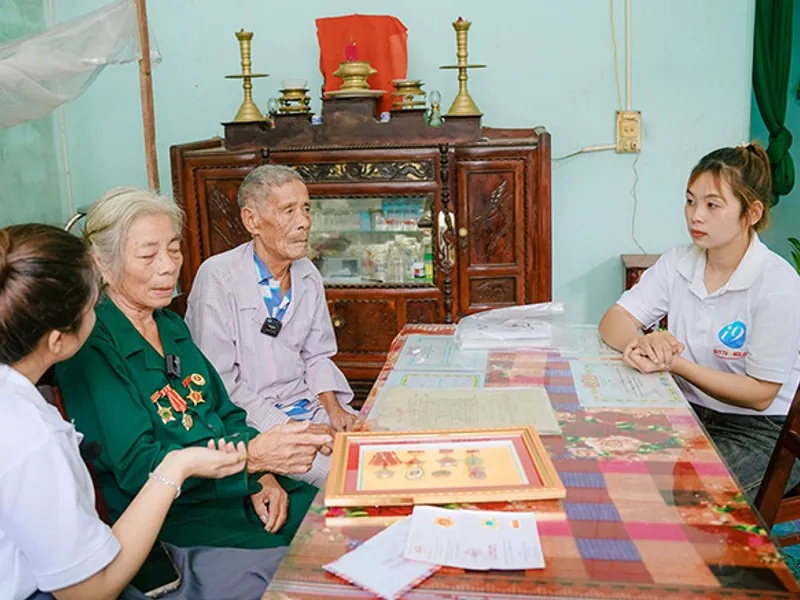 Hình ảnh minh họa gia đình và bạn bè hỗ trợ người có vấn đề cờ bạc
